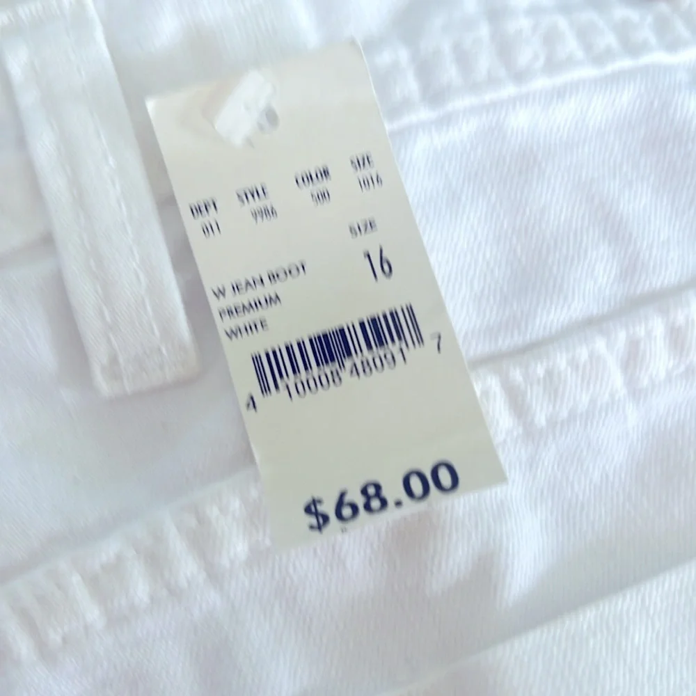 NWT- Eddie Bauer women’s Relaxed White Jeans 👖